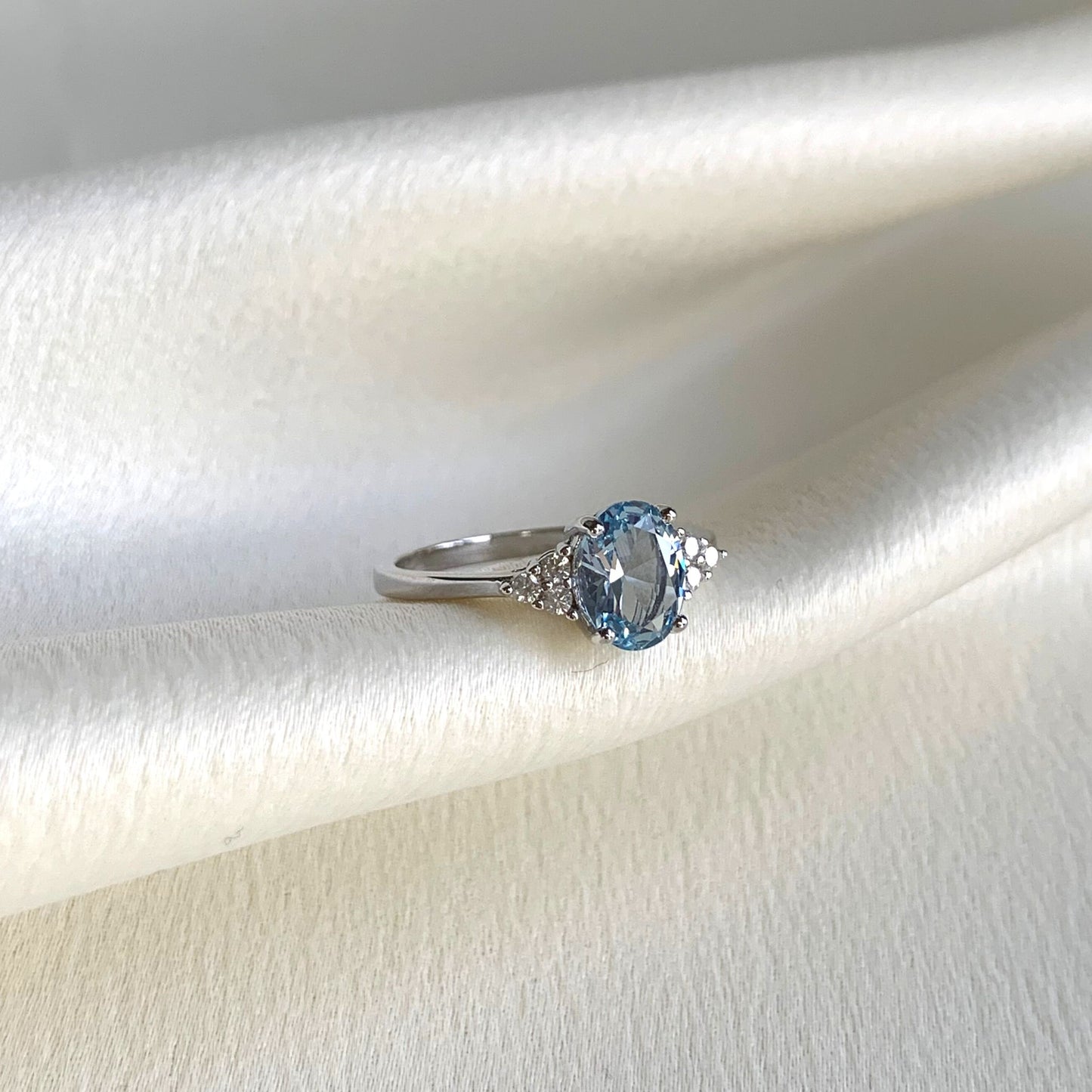 Ovale Ring with Lab Grown Aquamarine