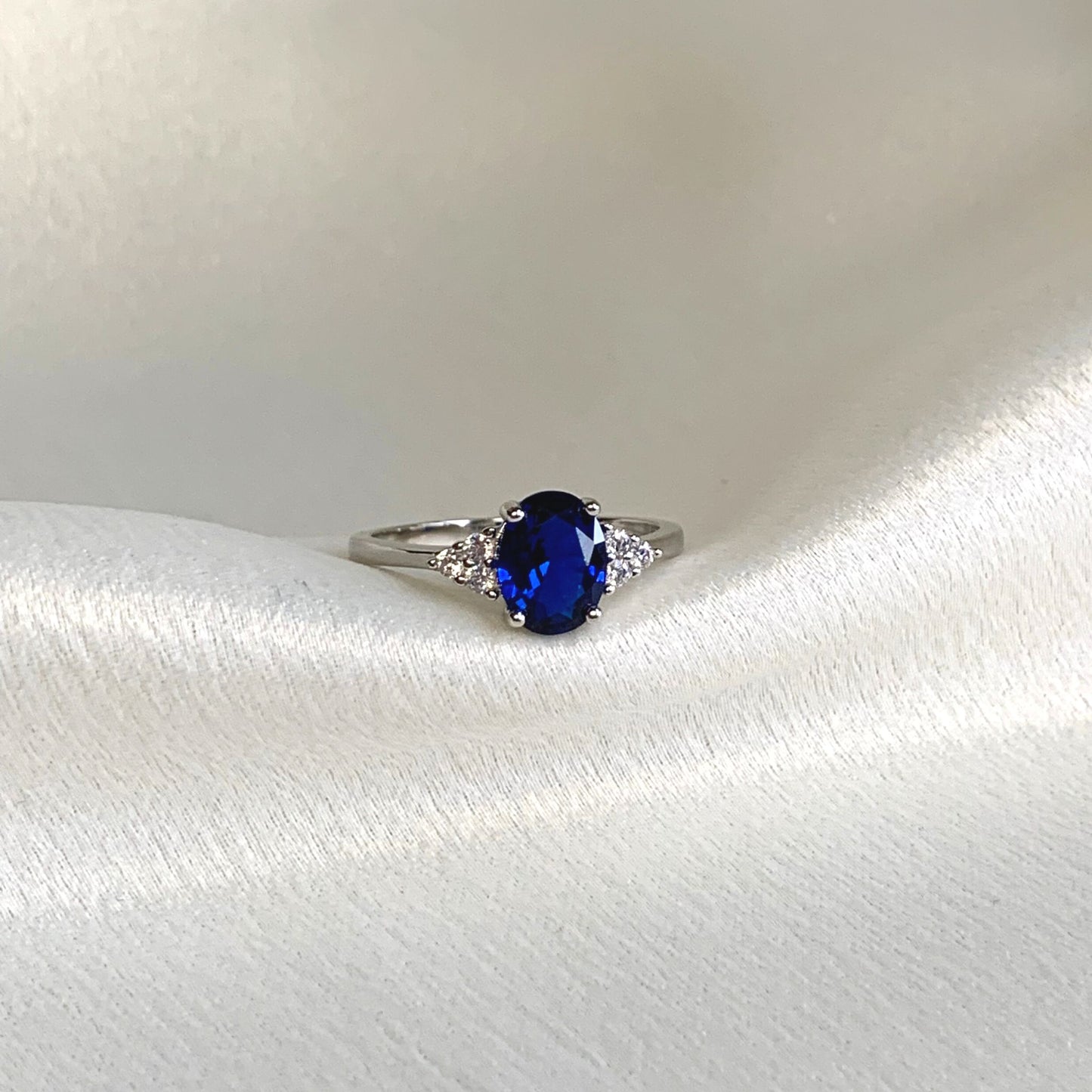 Ovale Ring with Lab Grown Sapphire