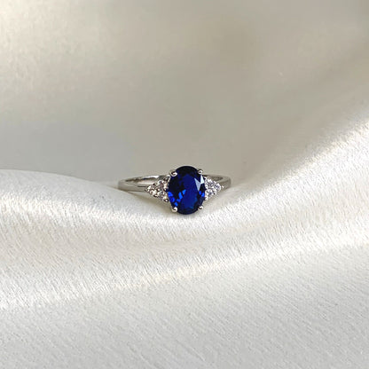 Ovale Ring with Lab Grown Sapphire