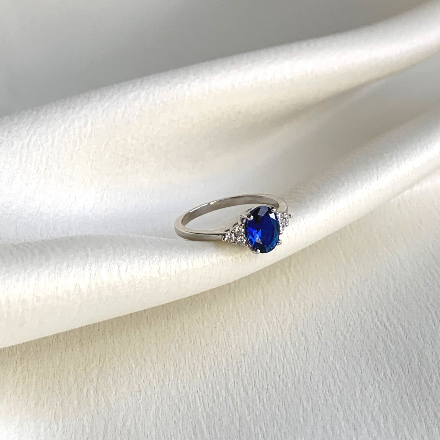 Ovale Ring with Lab Grown Sapphire