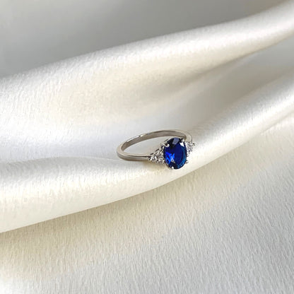 Ovale Ring with Lab Grown Sapphire