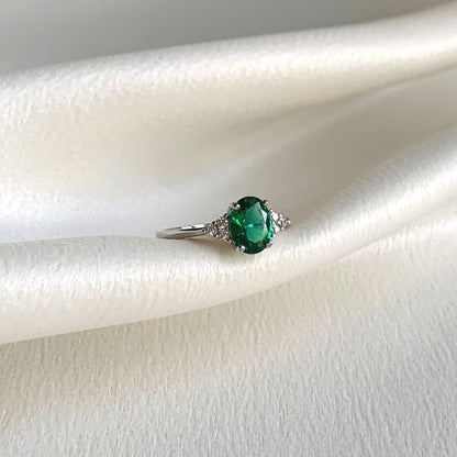 Ovale Ring with Lab Grown Emerald
