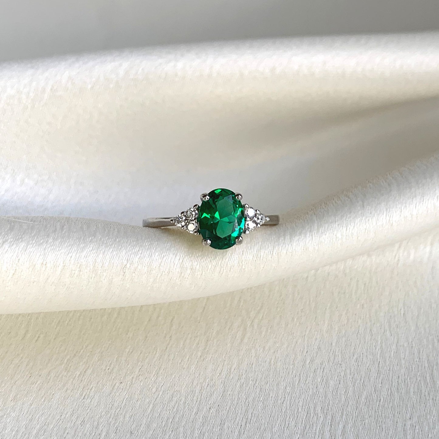 Ovale Ring with Lab Grown Emerald
