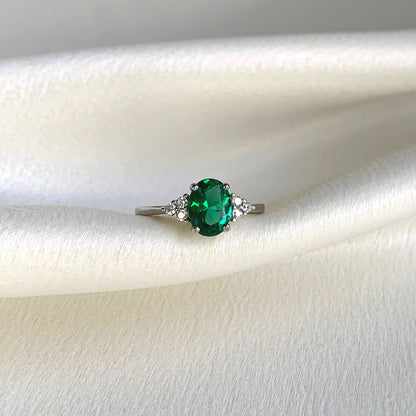 Ovale Ring with Lab Grown Emerald
