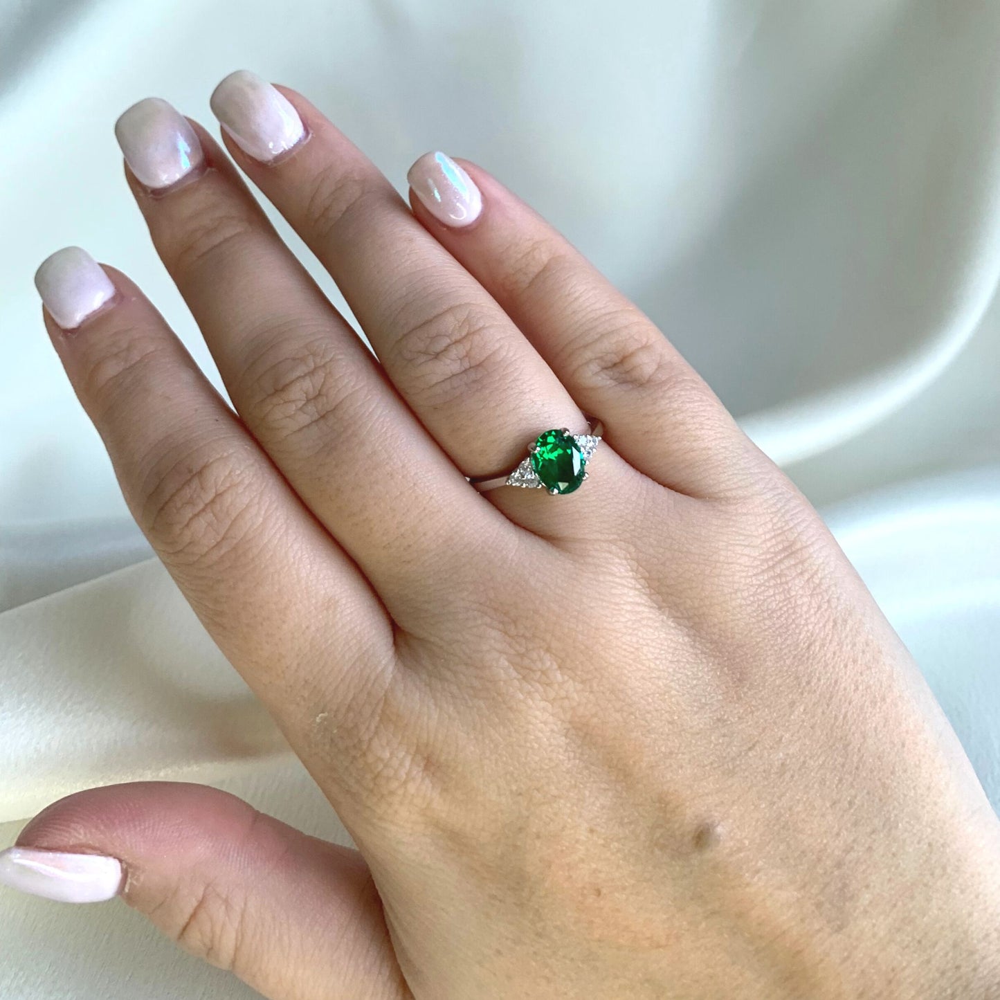 Ovale Ring with Lab Grown Emerald