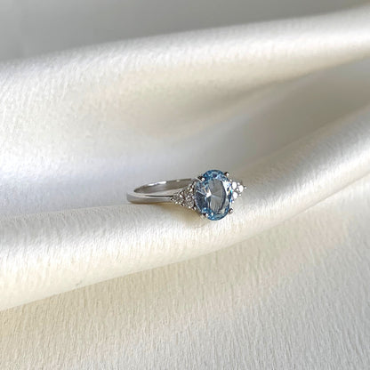 Ovale Ring with Lab Grown Aquamarine