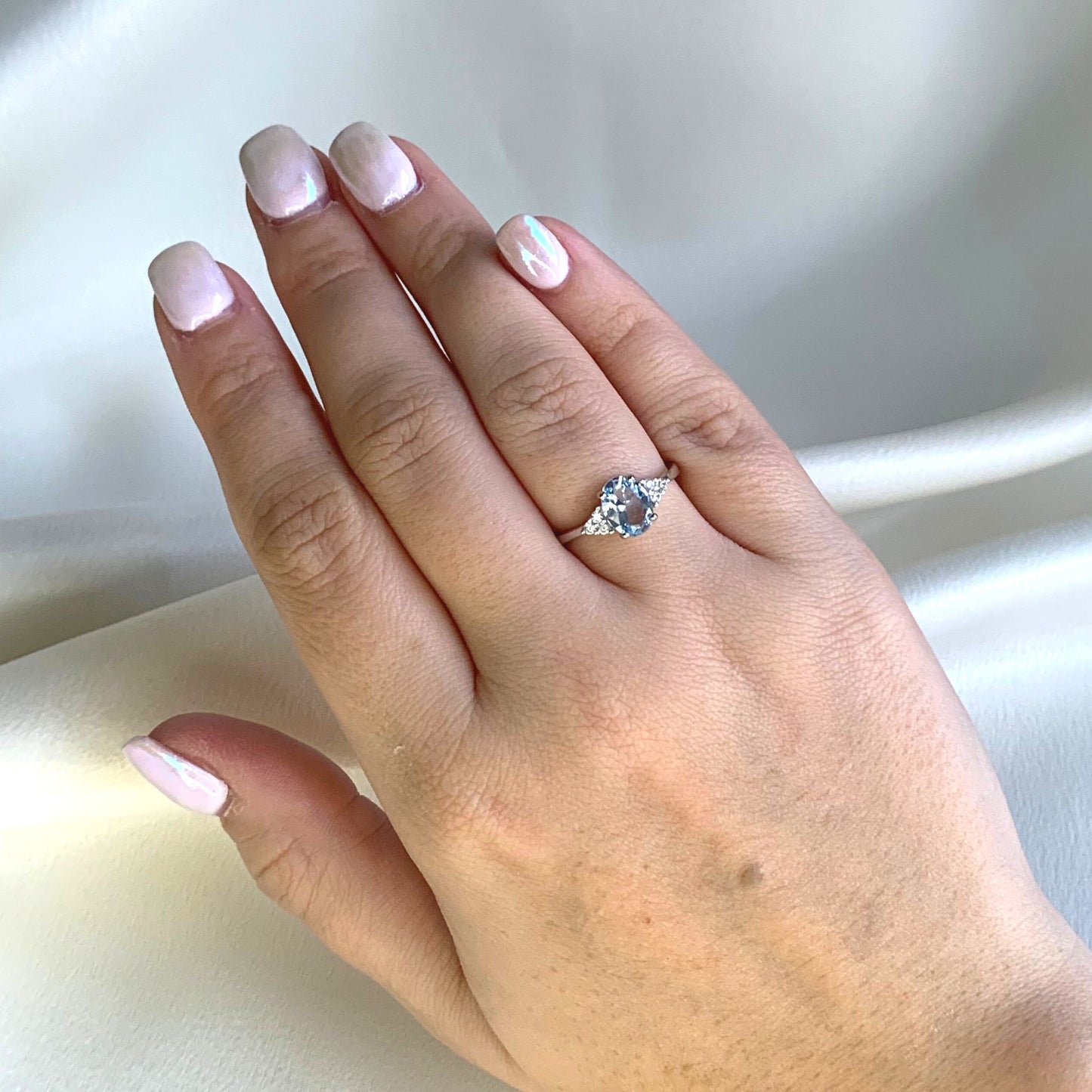 Ovale Ring with Lab Grown Aquamarine